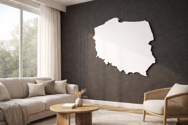 biała metalowa mapa Polski na ciemnej ścianie w salonie