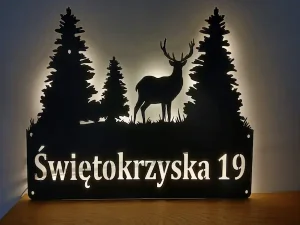 JELEŃ MIĘDZY ŚWIERKAMI